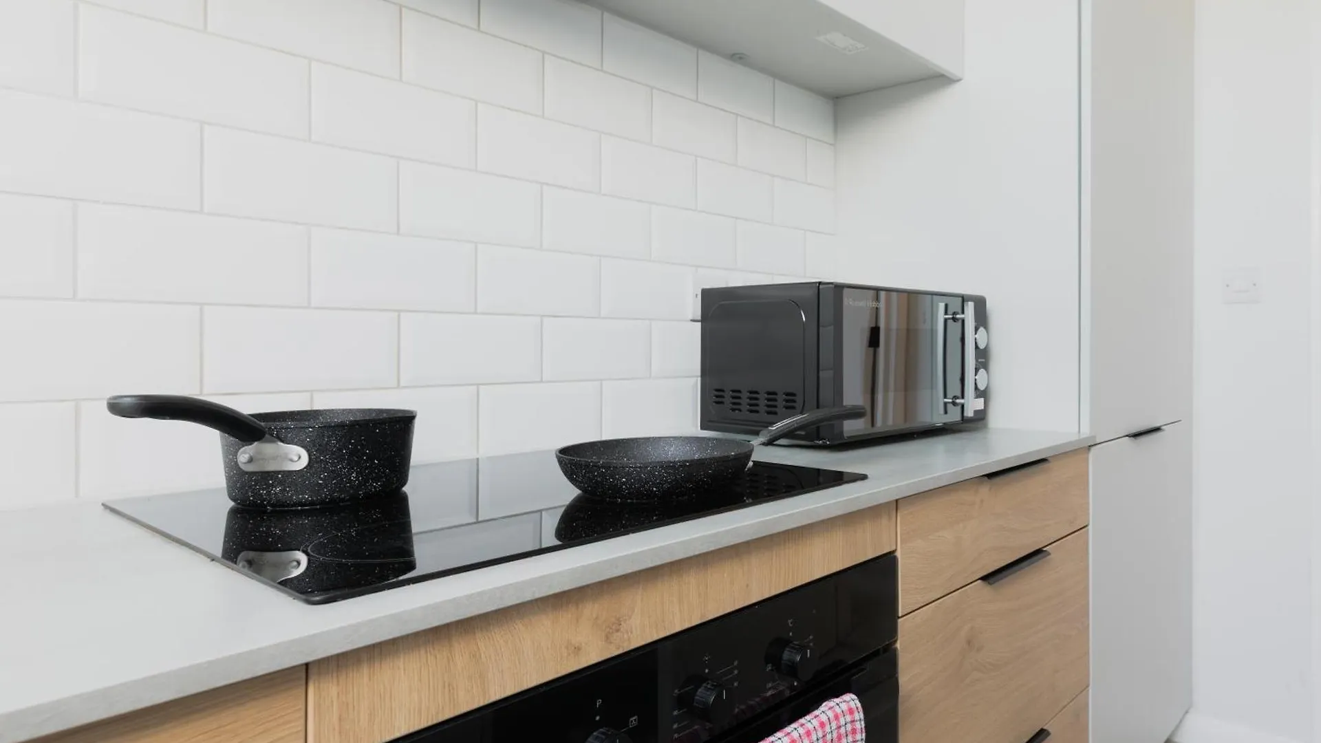 Newly Refurbished Two Bedroom Flat Near Town Centre ボーンマス アパート