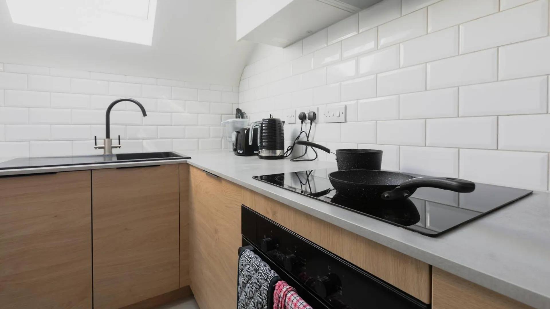 アパート Newly Refurbished Two Bedroom Flat Near Town Centre ボーンマス
