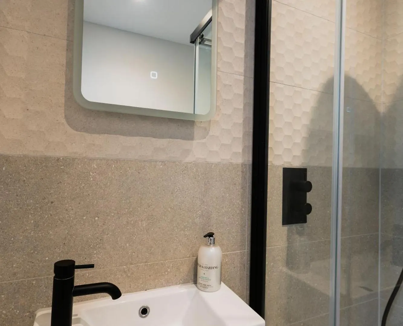 Newly Refurbished Two Bedroom Flat Near Town Centre ボーンマス